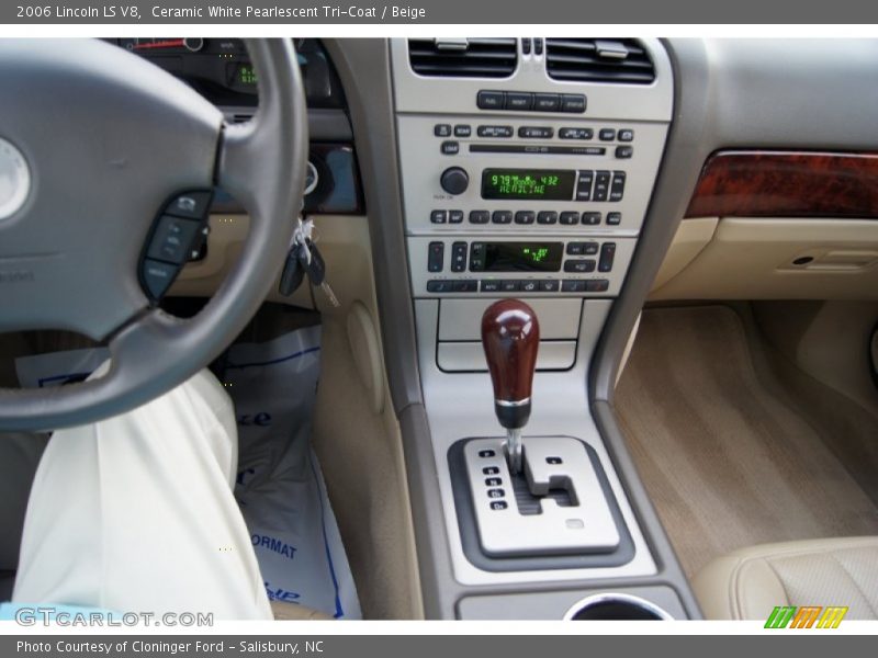 Ceramic White Pearlescent Tri-Coat / Beige 2006 Lincoln LS V8