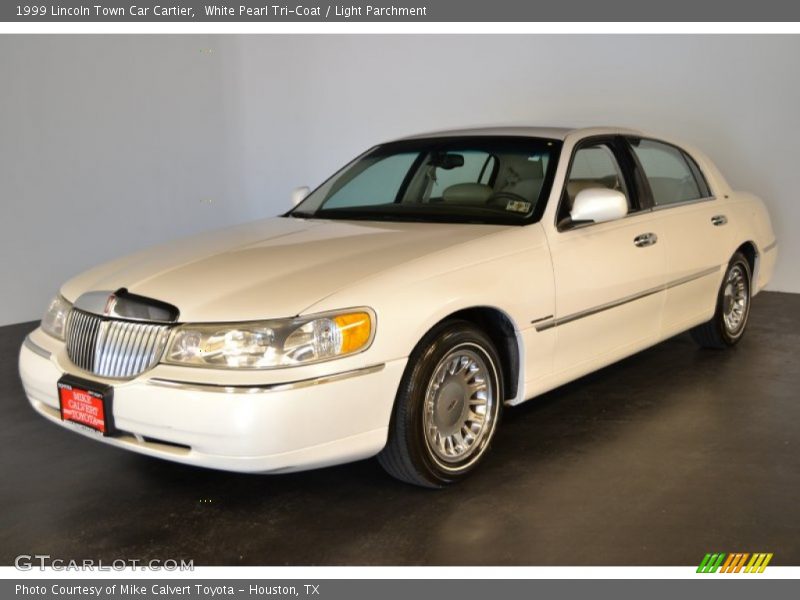 White Pearl Tri-Coat / Light Parchment 1999 Lincoln Town Car Cartier