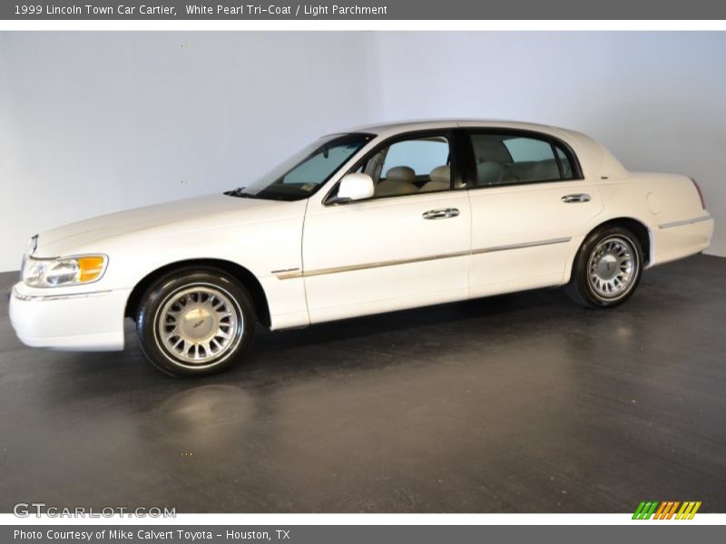 White Pearl Tri-Coat / Light Parchment 1999 Lincoln Town Car Cartier