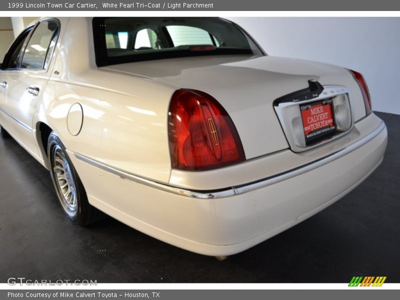 White Pearl Tri-Coat / Light Parchment 1999 Lincoln Town Car Cartier
