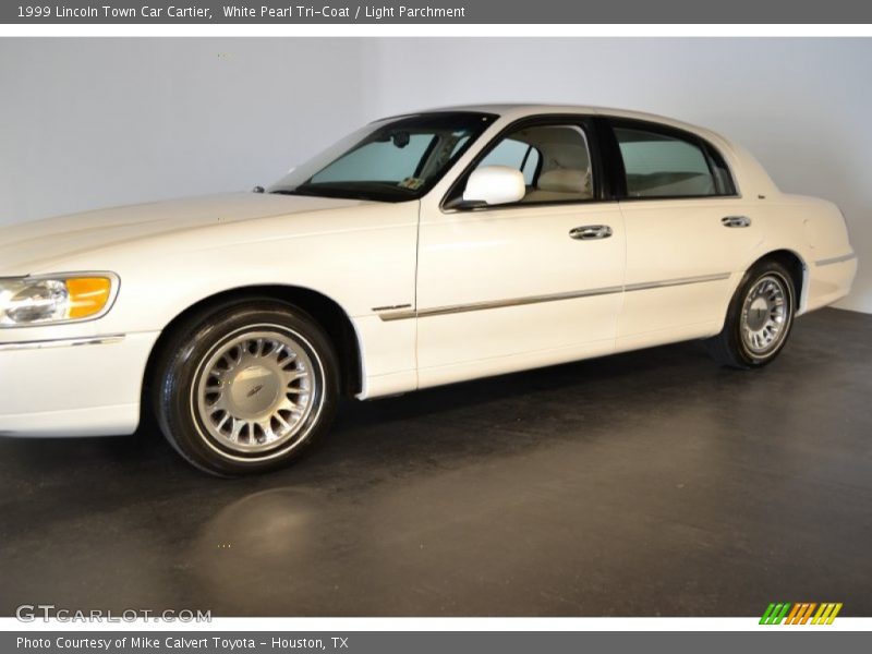 White Pearl Tri-Coat / Light Parchment 1999 Lincoln Town Car Cartier