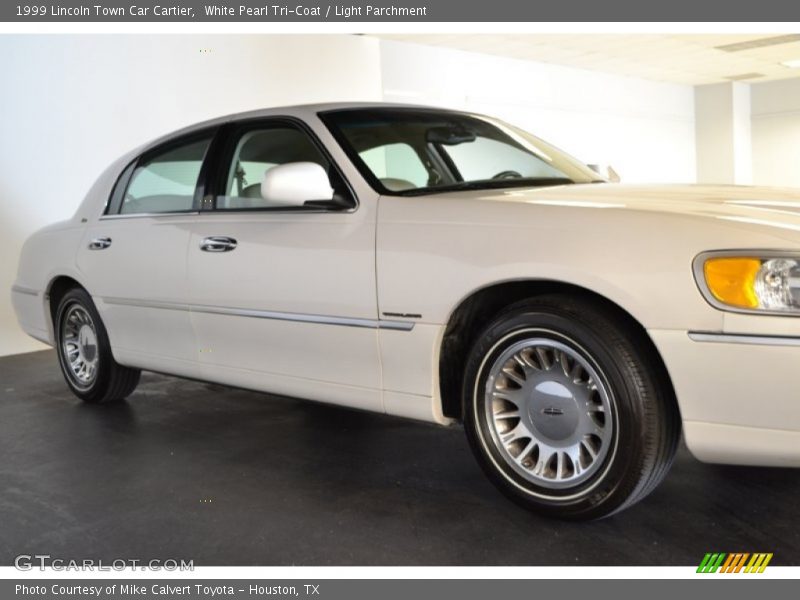 White Pearl Tri-Coat / Light Parchment 1999 Lincoln Town Car Cartier