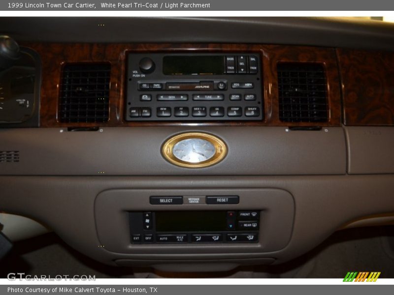 White Pearl Tri-Coat / Light Parchment 1999 Lincoln Town Car Cartier