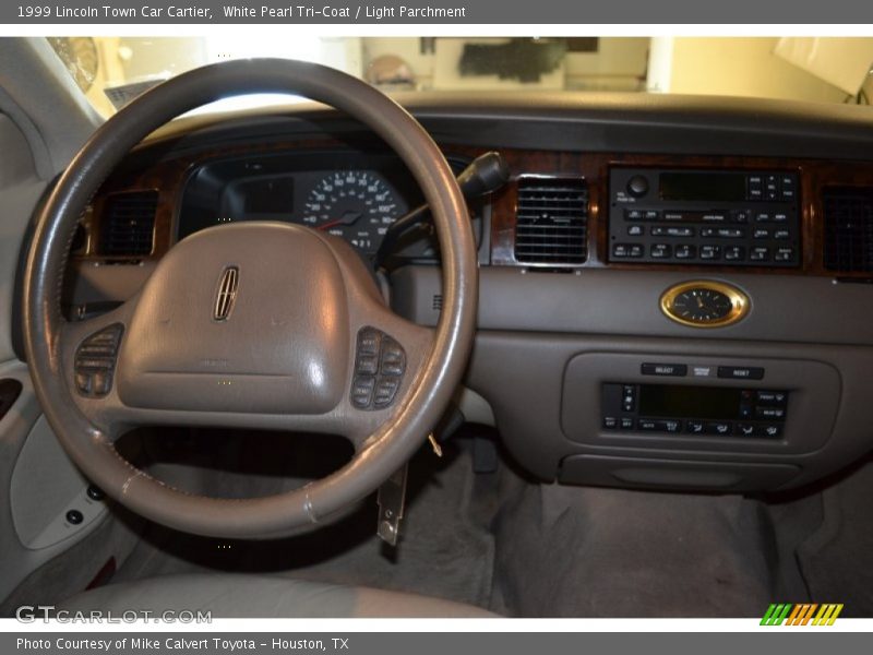 White Pearl Tri-Coat / Light Parchment 1999 Lincoln Town Car Cartier