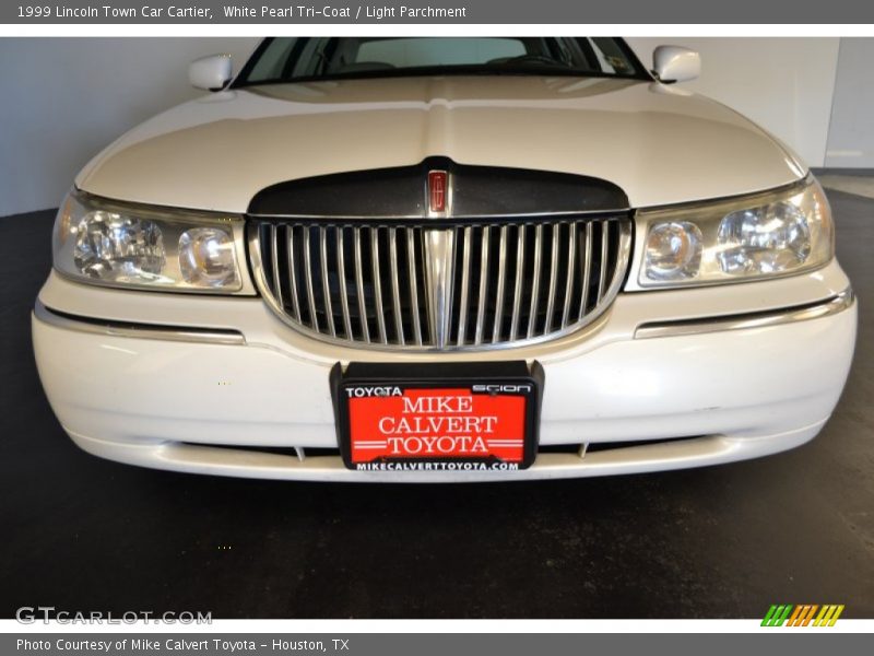 White Pearl Tri-Coat / Light Parchment 1999 Lincoln Town Car Cartier