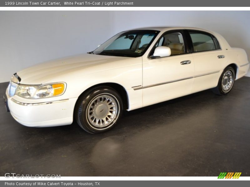 White Pearl Tri-Coat / Light Parchment 1999 Lincoln Town Car Cartier