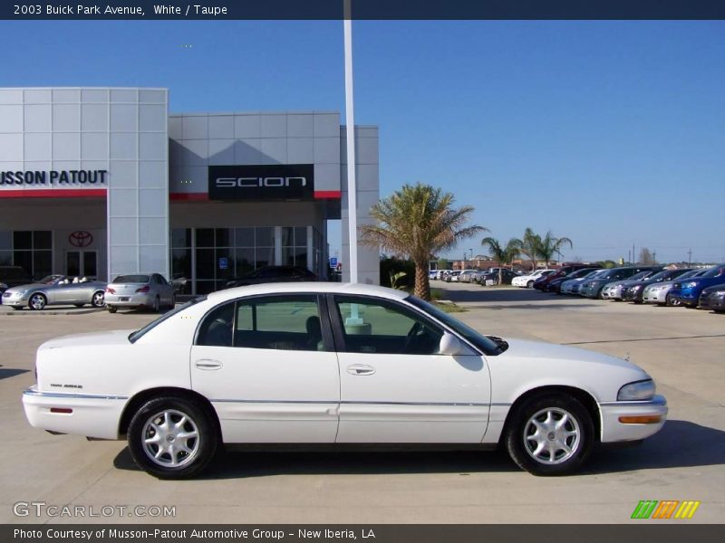 White / Taupe 2003 Buick Park Avenue