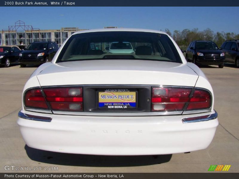 White / Taupe 2003 Buick Park Avenue