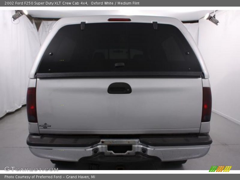 Oxford White / Medium Flint 2002 Ford F250 Super Duty XLT Crew Cab 4x4