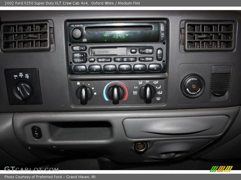 Oxford White / Medium Flint 2002 Ford F250 Super Duty XLT Crew Cab 4x4