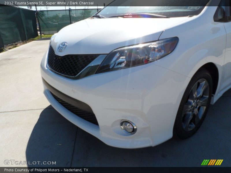 Super White / Dark Charcoal 2012 Toyota Sienna SE