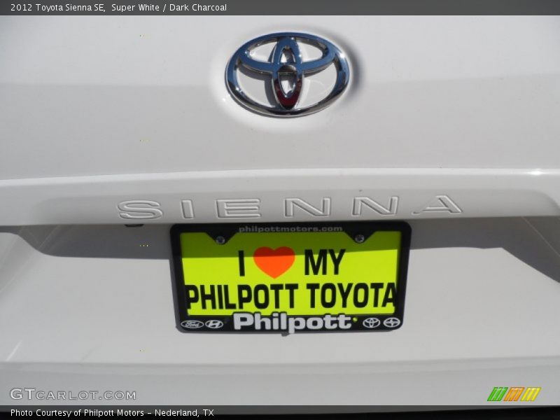 Super White / Dark Charcoal 2012 Toyota Sienna SE