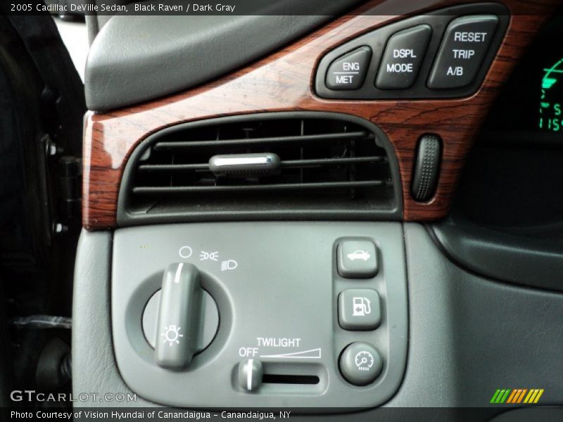 Black Raven / Dark Gray 2005 Cadillac DeVille Sedan
