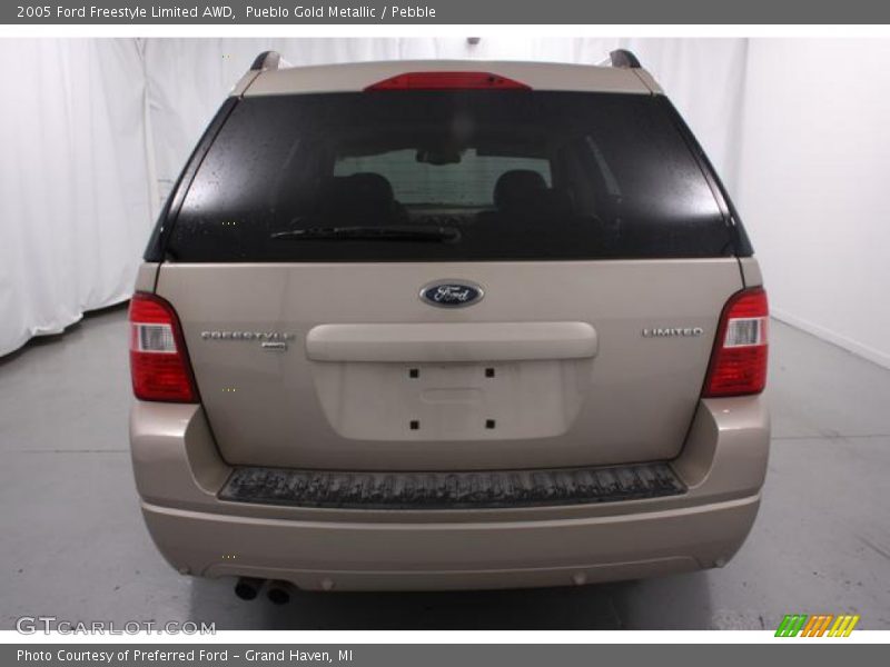 Pueblo Gold Metallic / Pebble 2005 Ford Freestyle Limited AWD