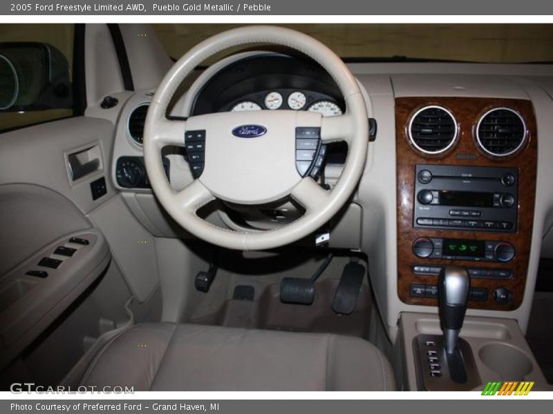 Dashboard of 2005 Freestyle Limited AWD
