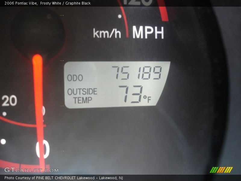Frosty White / Graphite Black 2006 Pontiac Vibe