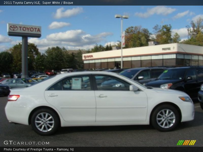 Super White / Bisque 2011 Toyota Camry XLE