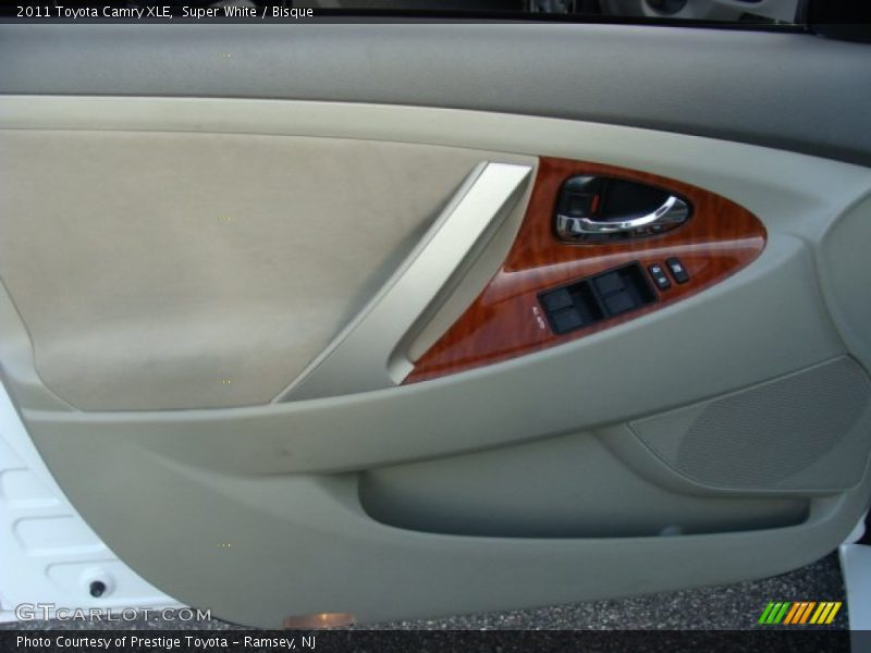 Super White / Bisque 2011 Toyota Camry XLE