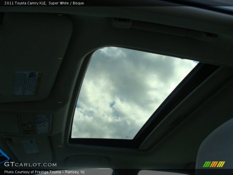 Super White / Bisque 2011 Toyota Camry XLE