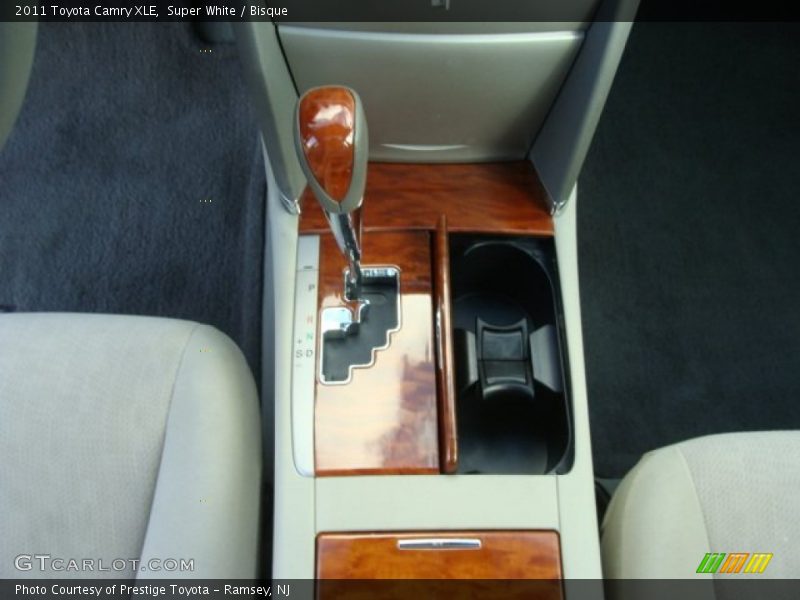 Super White / Bisque 2011 Toyota Camry XLE