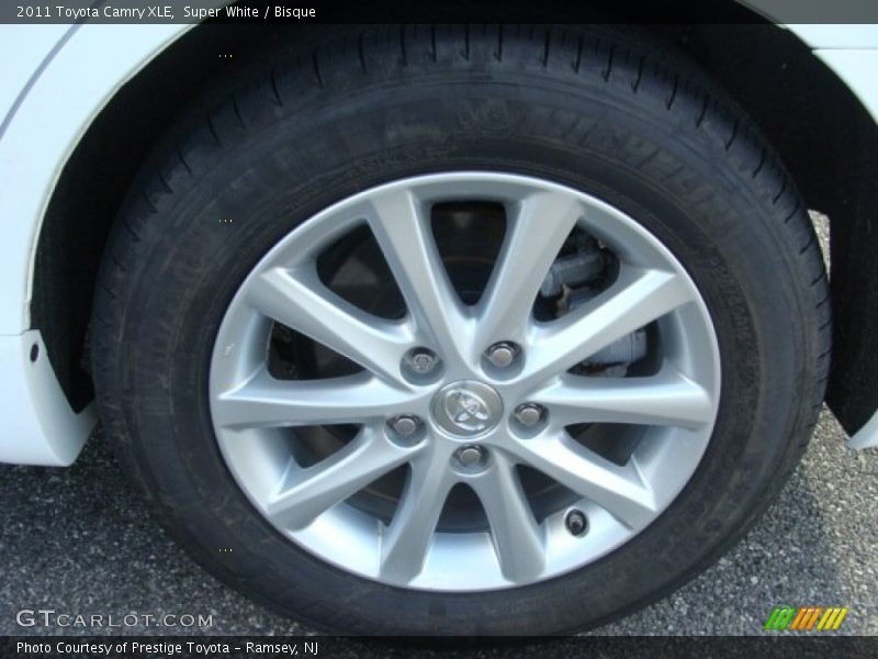 Super White / Bisque 2011 Toyota Camry XLE