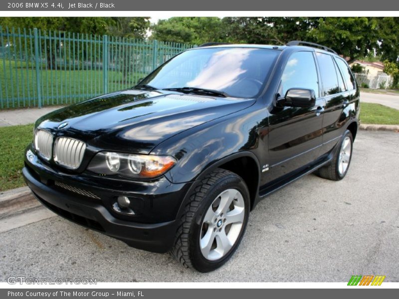 Front 3/4 View of 2006 X5 4.4i