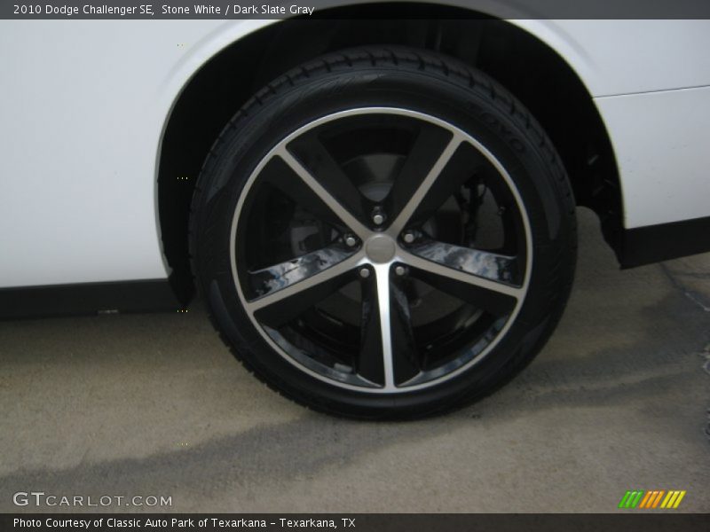 Stone White / Dark Slate Gray 2010 Dodge Challenger SE