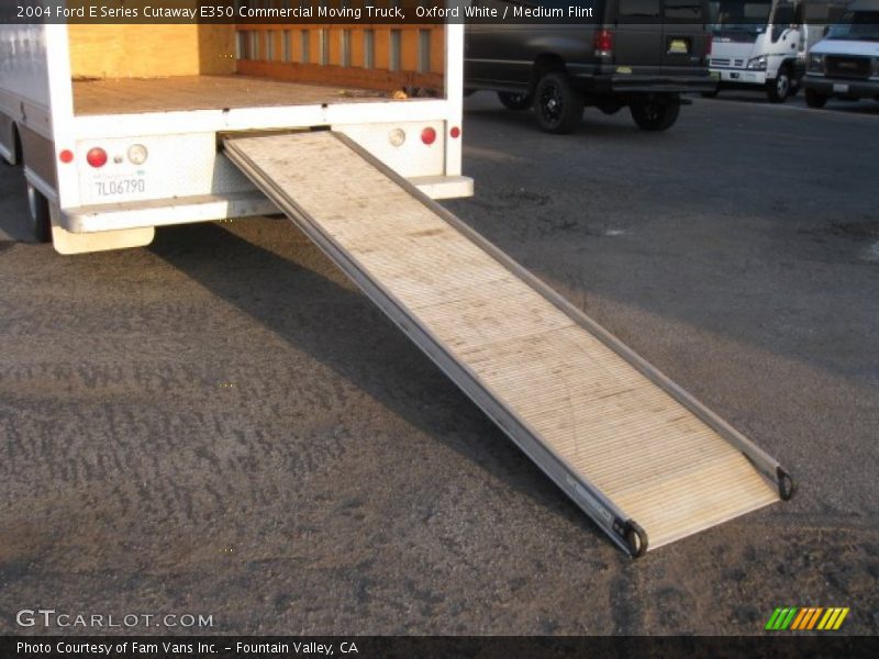 Oxford White / Medium Flint 2004 Ford E Series Cutaway E350 Commercial Moving Truck
