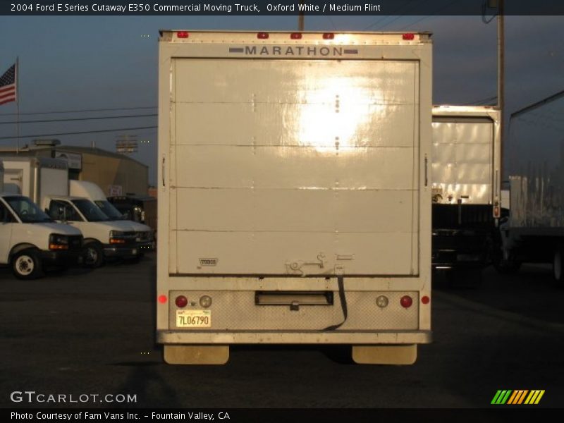 Oxford White / Medium Flint 2004 Ford E Series Cutaway E350 Commercial Moving Truck