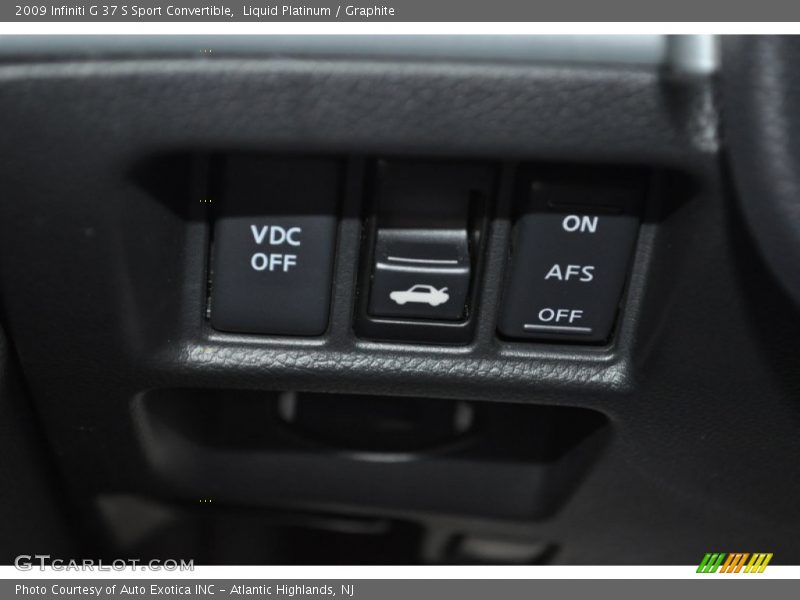 Controls of 2009 G 37 S Sport Convertible