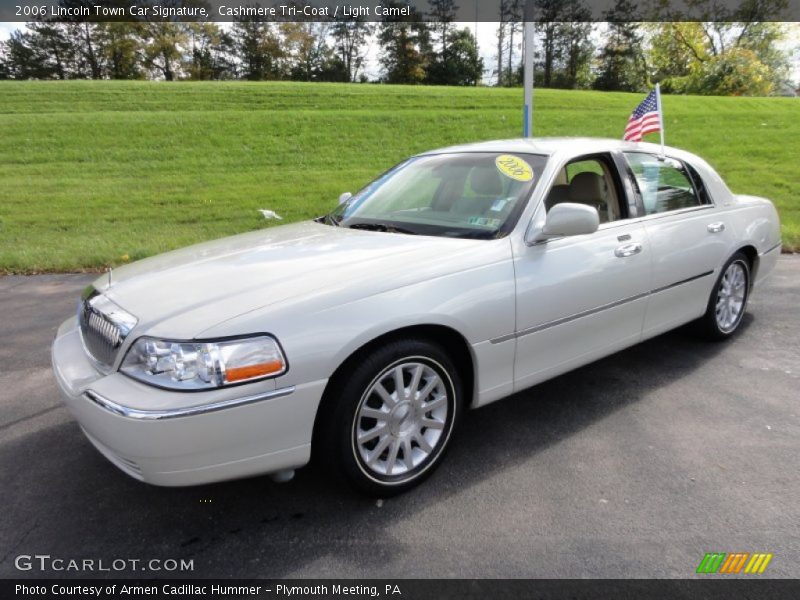 Front 3/4 View of 2006 Town Car Signature