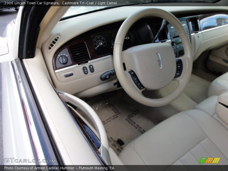 Cashmere Tri-Coat / Light Camel 2006 Lincoln Town Car Signature