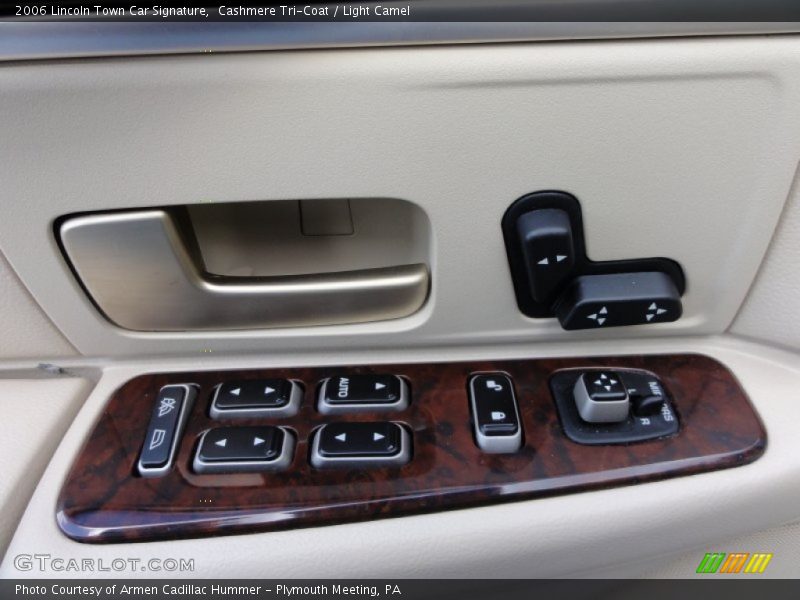 Controls of 2006 Town Car Signature