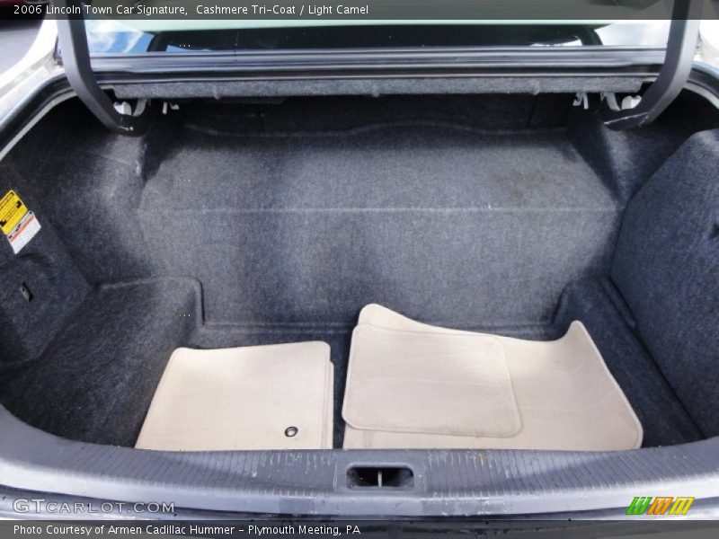  2006 Town Car Signature Trunk