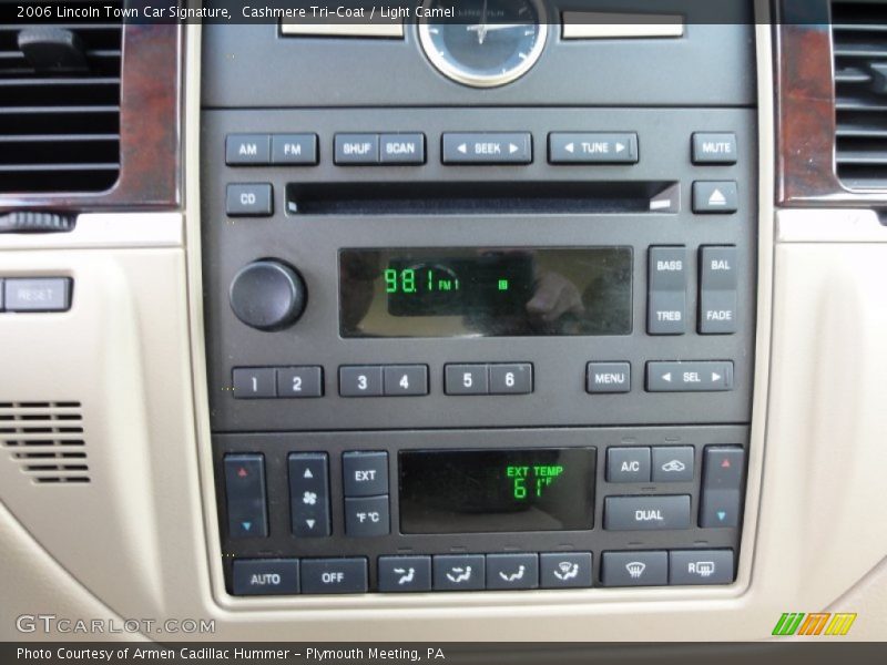 Controls of 2006 Town Car Signature