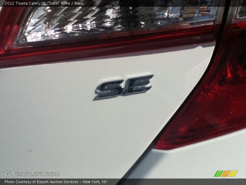Super White / Black 2012 Toyota Camry SE