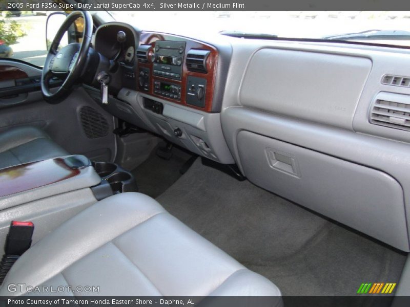 Dashboard of 2005 F350 Super Duty Lariat SuperCab 4x4