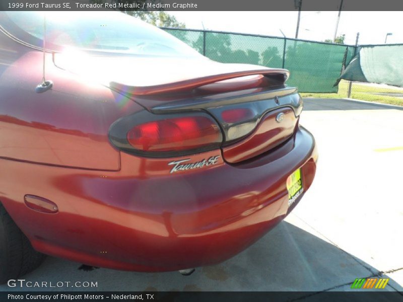 Toreador Red Metallic / Medium Graphite 1999 Ford Taurus SE