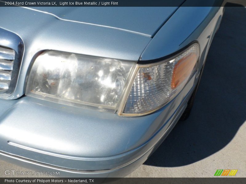 Light Ice Blue Metallic / Light Flint 2004 Ford Crown Victoria LX