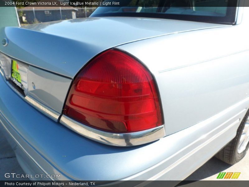 Light Ice Blue Metallic / Light Flint 2004 Ford Crown Victoria LX