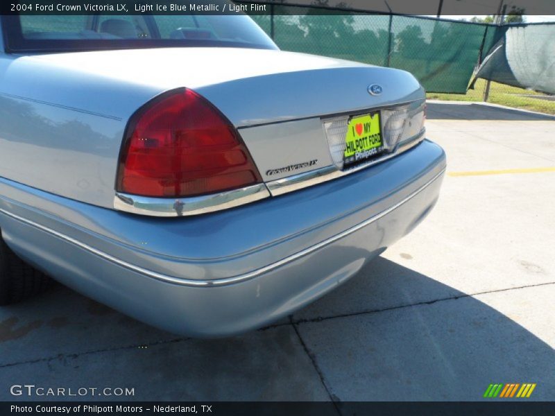 Light Ice Blue Metallic / Light Flint 2004 Ford Crown Victoria LX