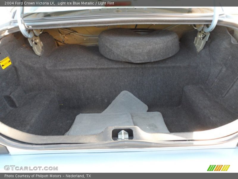 Light Ice Blue Metallic / Light Flint 2004 Ford Crown Victoria LX