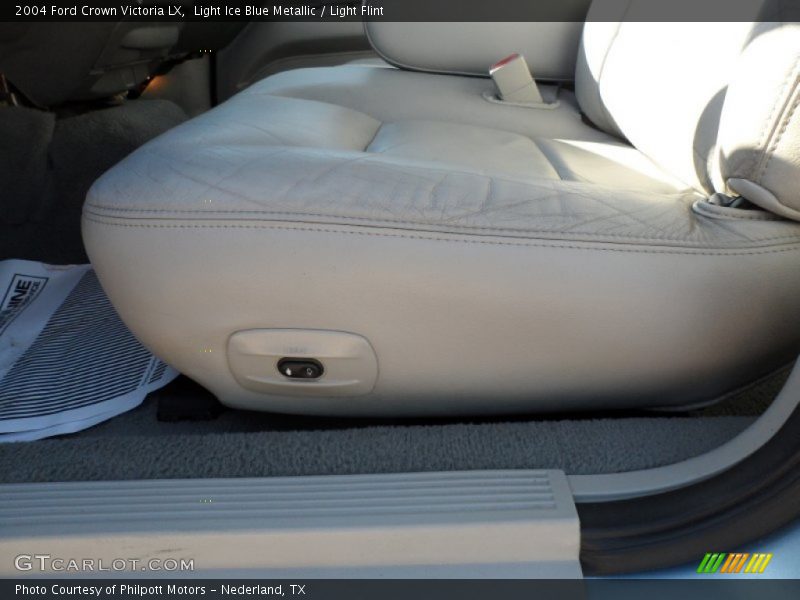 Light Ice Blue Metallic / Light Flint 2004 Ford Crown Victoria LX