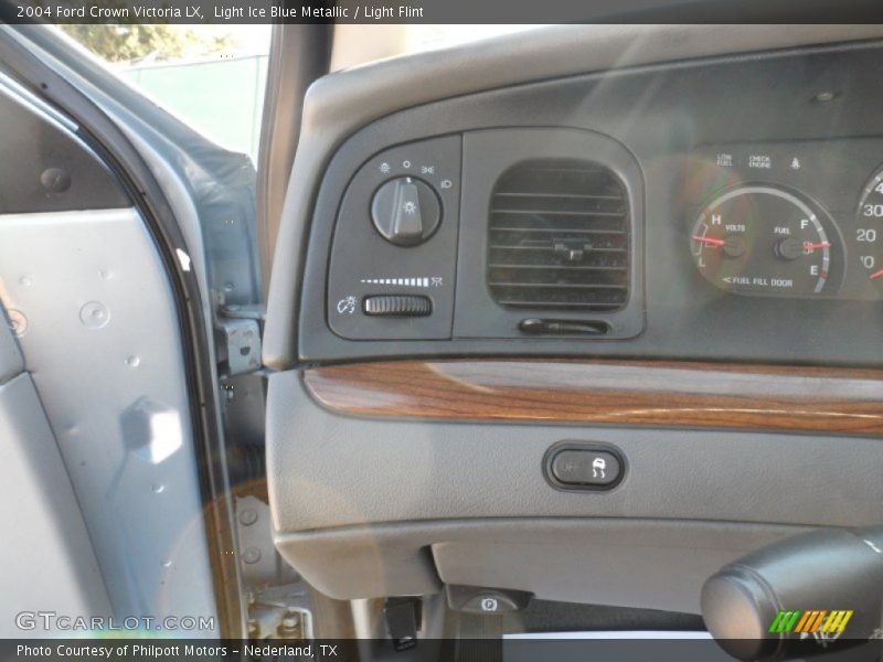Light Ice Blue Metallic / Light Flint 2004 Ford Crown Victoria LX