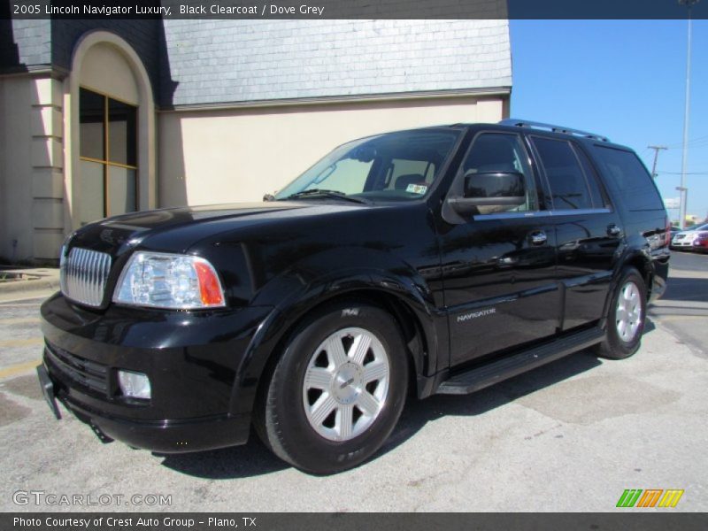 Front 3/4 View of 2005 Navigator Luxury