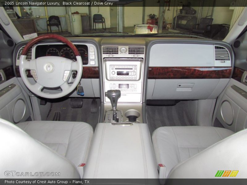 Dashboard of 2005 Navigator Luxury