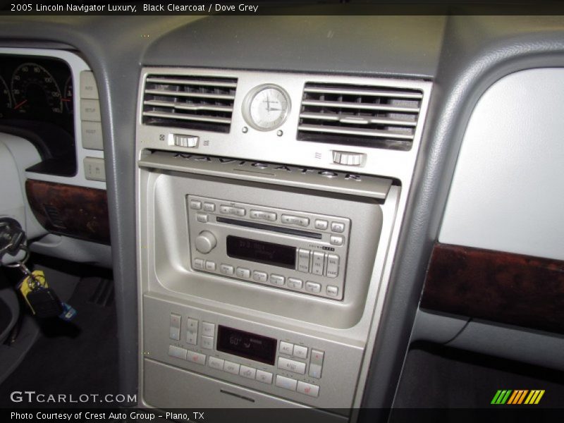 Controls of 2005 Navigator Luxury