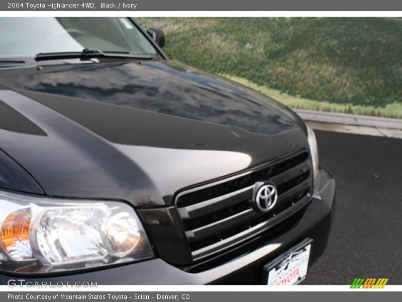 Black / Ivory 2004 Toyota Highlander 4WD