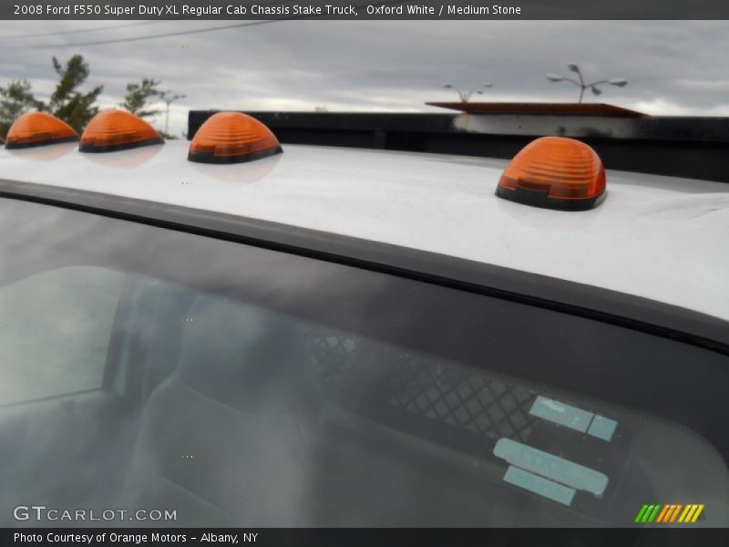 Oxford White / Medium Stone 2008 Ford F550 Super Duty XL Regular Cab Chassis Stake Truck