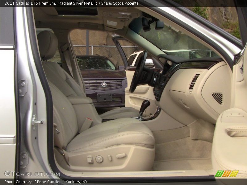 Radiant Silver Metallic / Shale/Cocoa Accents 2011 Cadillac DTS Premium